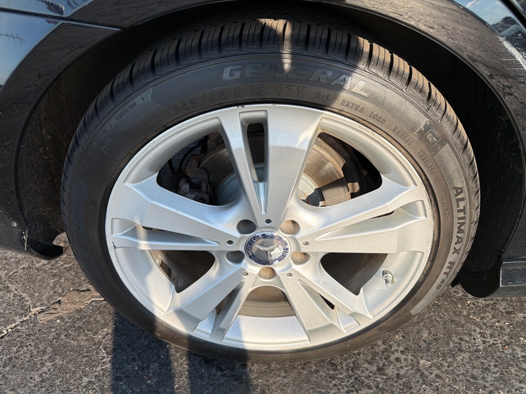 Photo 42 of this MERCEDES-BENZ E-CLASS