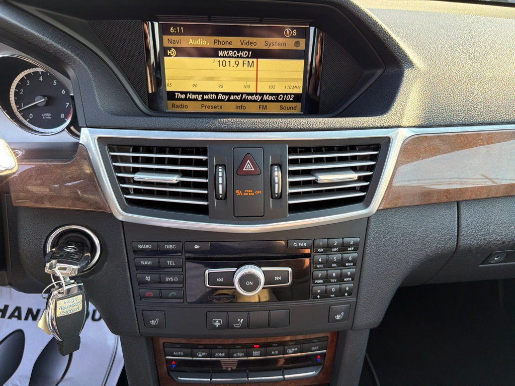 Photo 19 of this MERCEDES-BENZ E-CLASS
