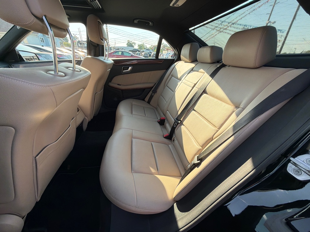 Photo 29 of this MERCEDES-BENZ E-CLASS