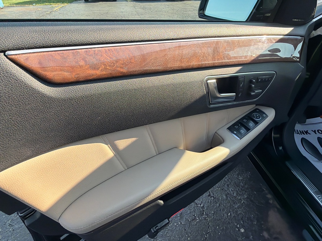 Photo 11 of this MERCEDES-BENZ E-CLASS