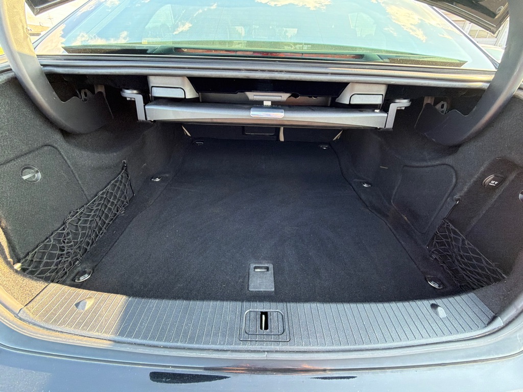 Photo 37 of this MERCEDES-BENZ E-CLASS