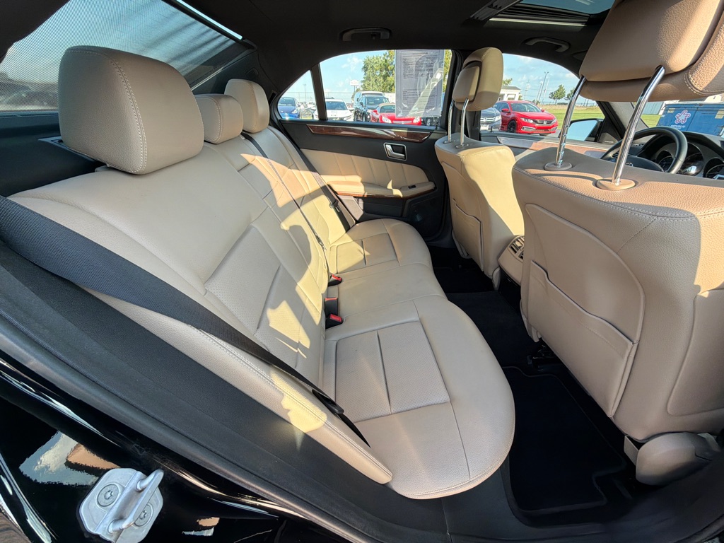 Photo 32 of this MERCEDES-BENZ E-CLASS