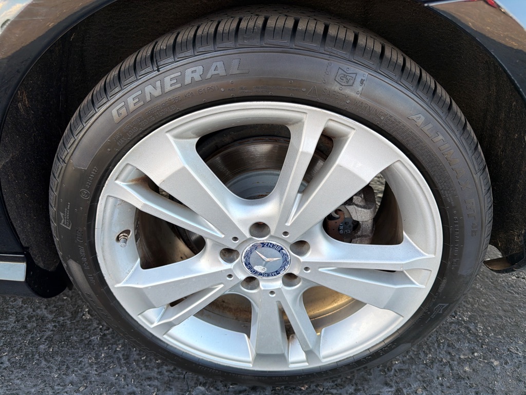 Photo 40 of this MERCEDES-BENZ E-CLASS