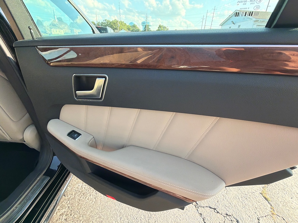 Photo 34 of this MERCEDES-BENZ E-CLASS