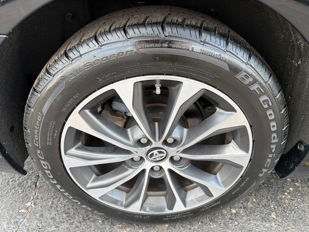 Photo 36 of this TOYOTA AVALON