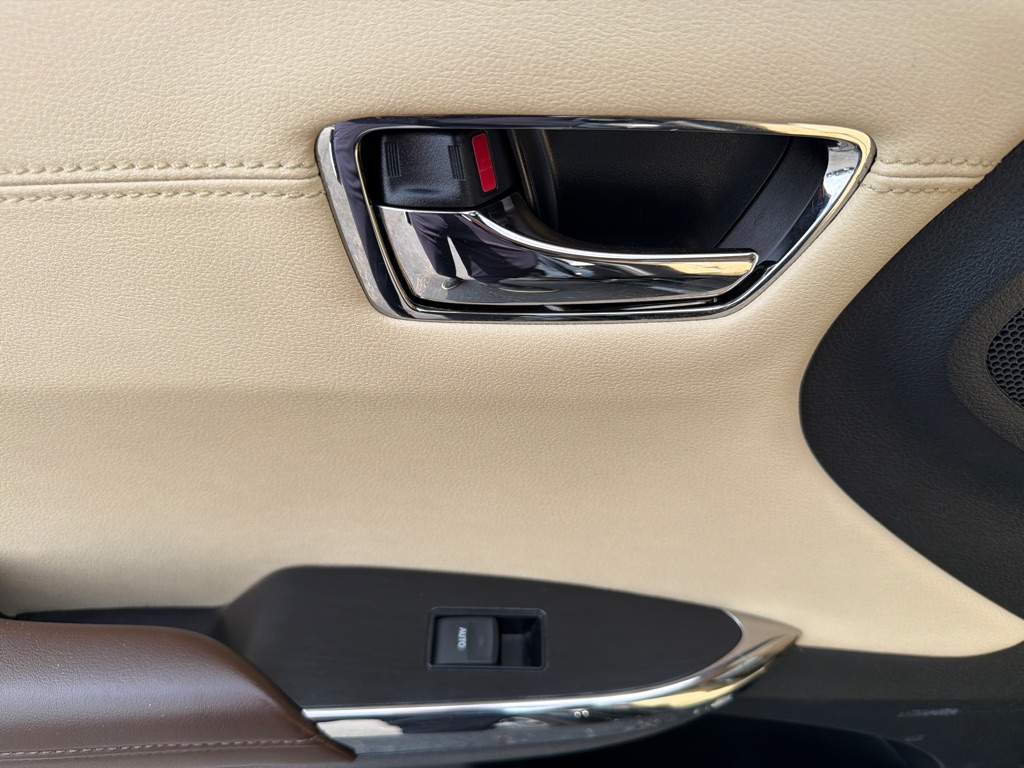 Photo 26 of this TOYOTA AVALON