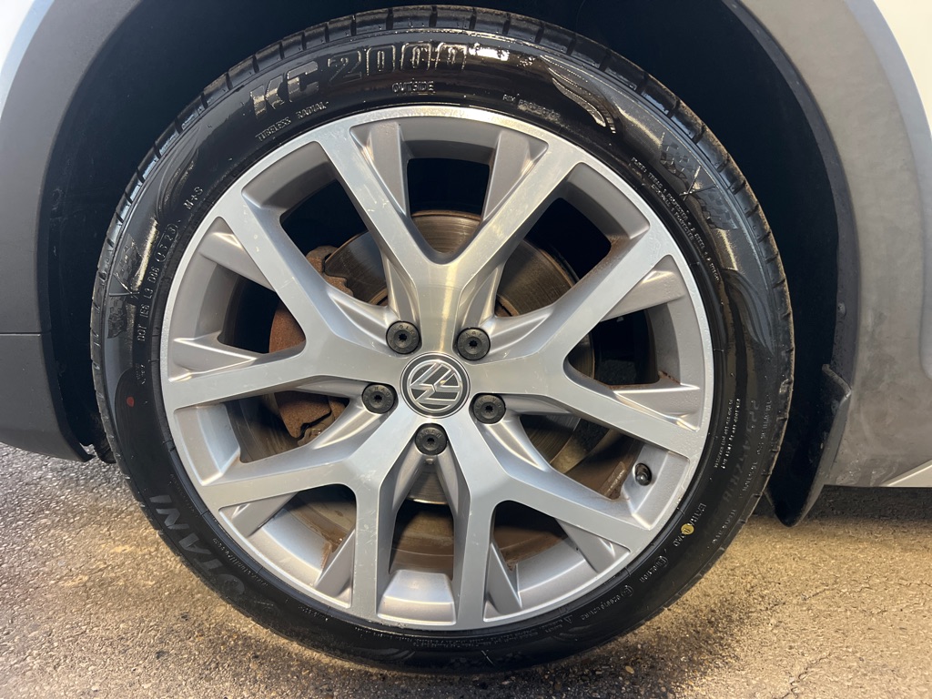 Photo 40 of this VOLKSWAGEN GOLF ALLTRACK