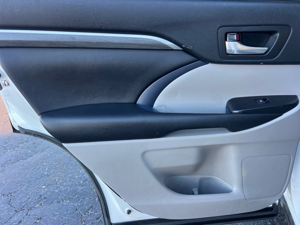Photo 13 of this TOYOTA HIGHLANDER