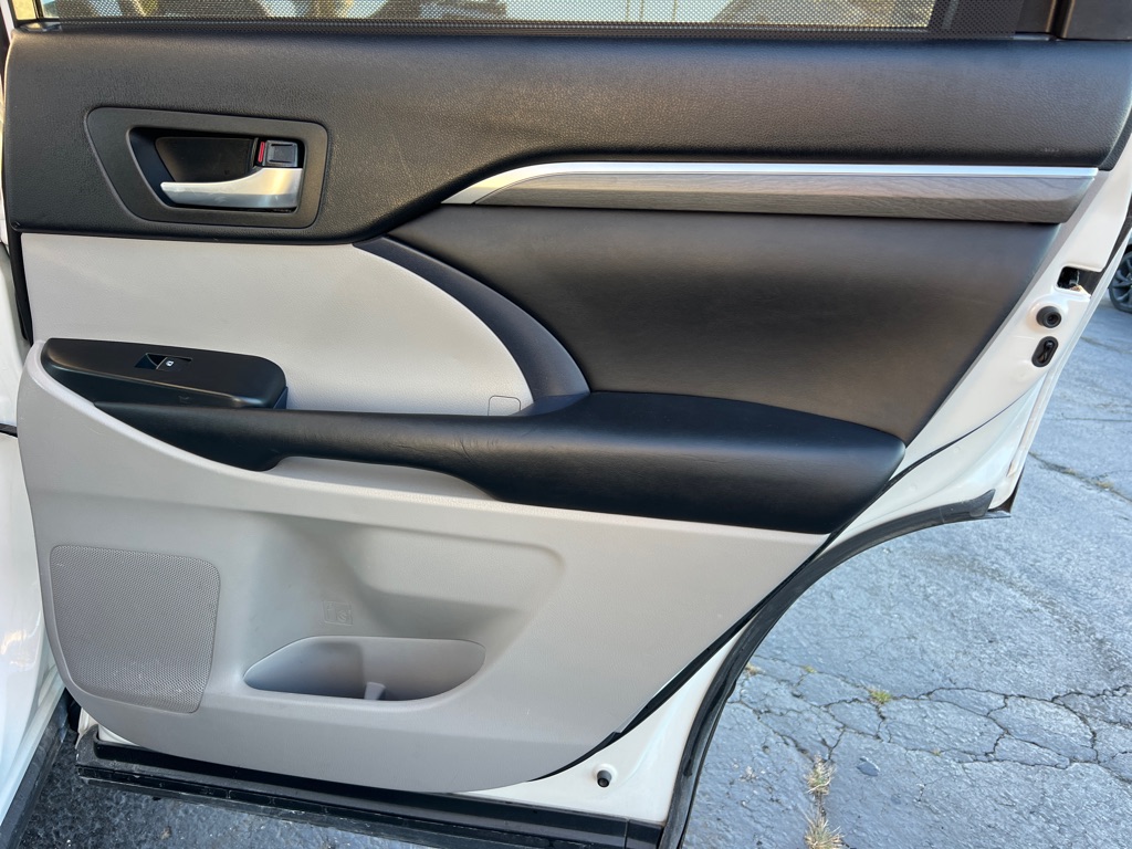 Photo 16 of this TOYOTA HIGHLANDER