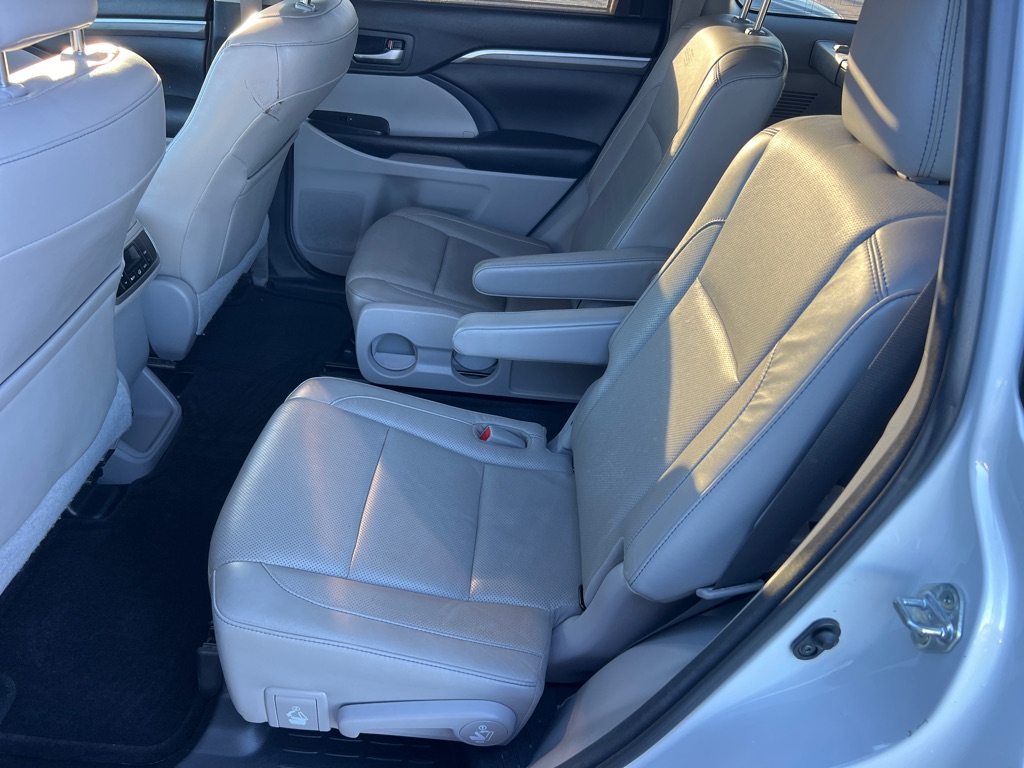 Photo 14 of this TOYOTA HIGHLANDER
