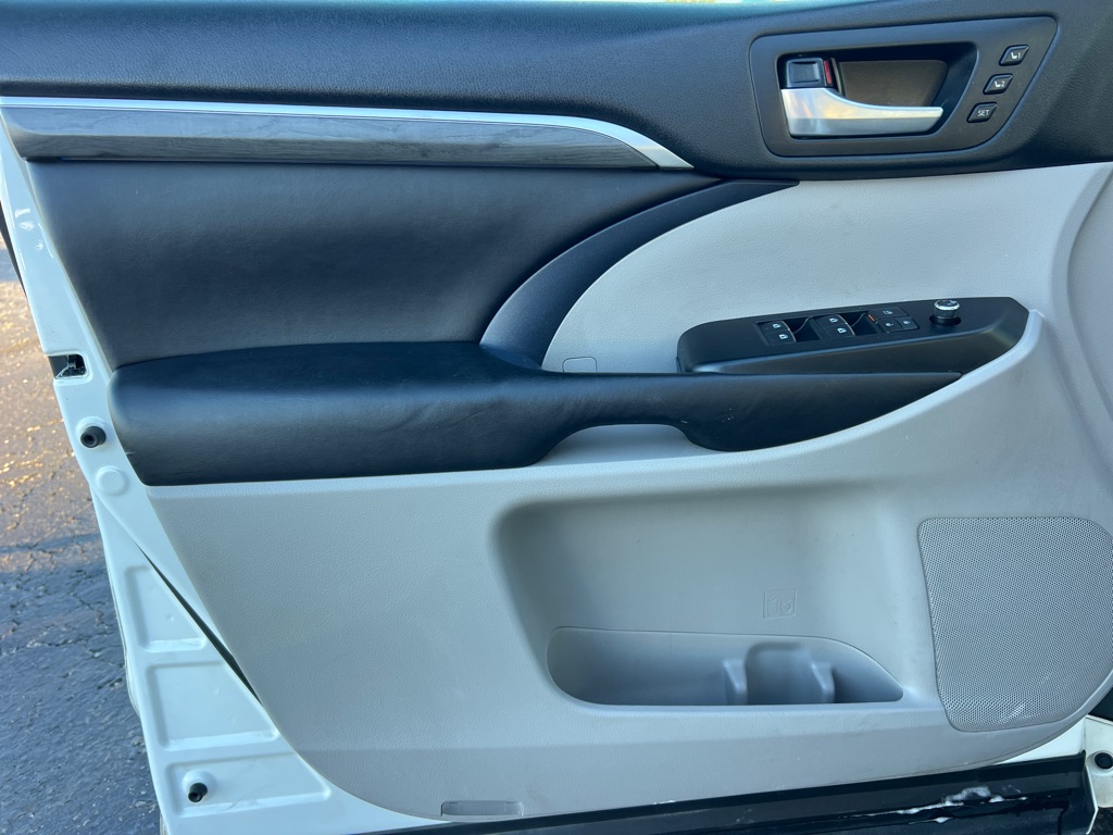 Photo 11 of this TOYOTA HIGHLANDER