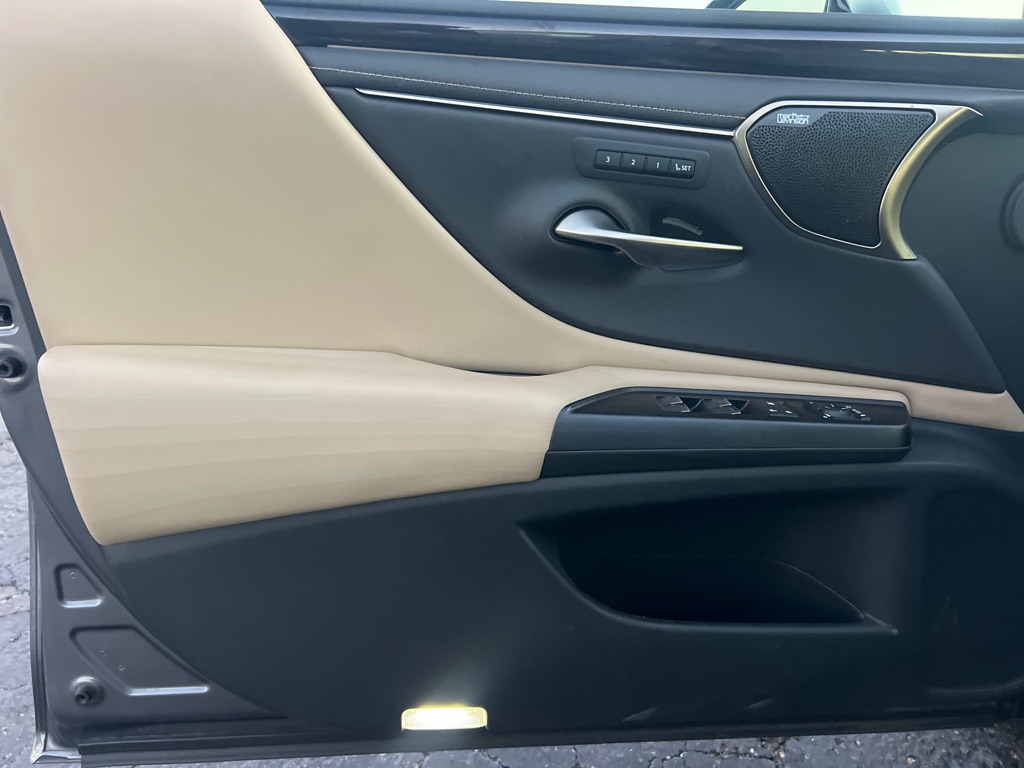 Photo 10 of this LEXUS ES 250