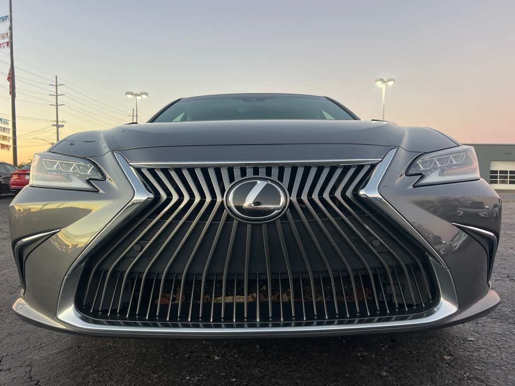Photo 2 of this LEXUS ES 250