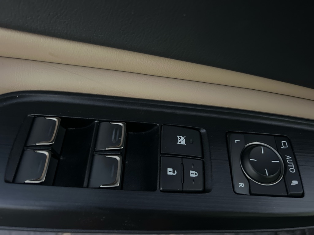 Photo 24 of this LEXUS ES 250