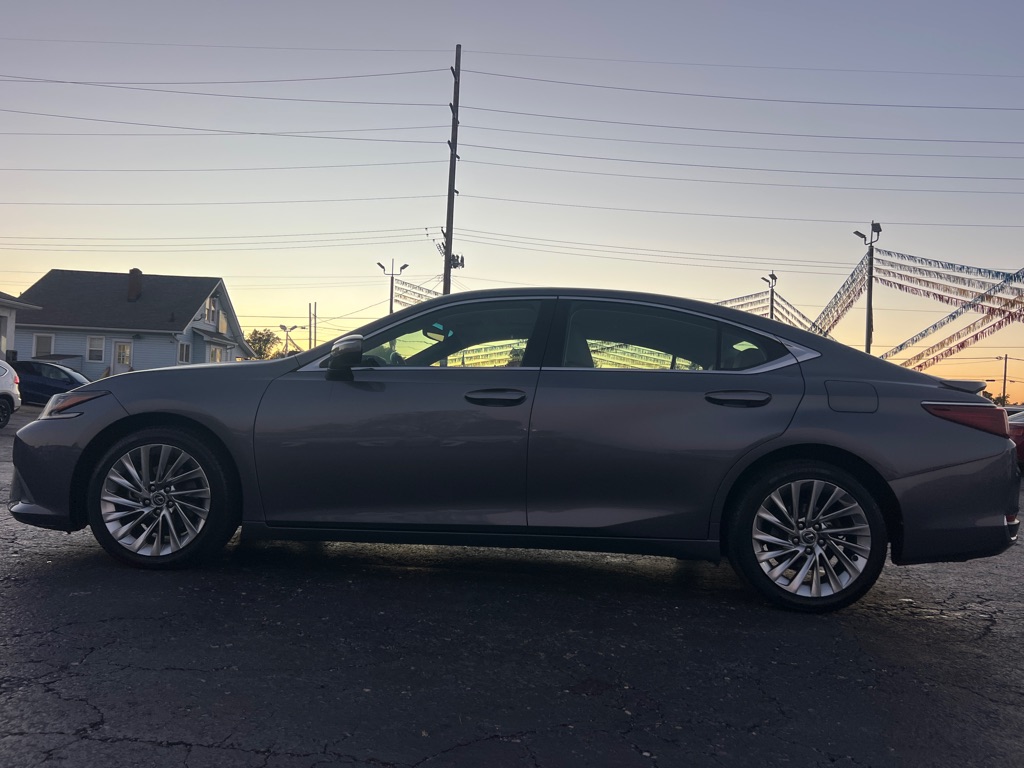 Photo 4 of this LEXUS ES 250