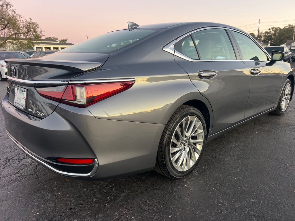 Photo 7 of this LEXUS ES 250