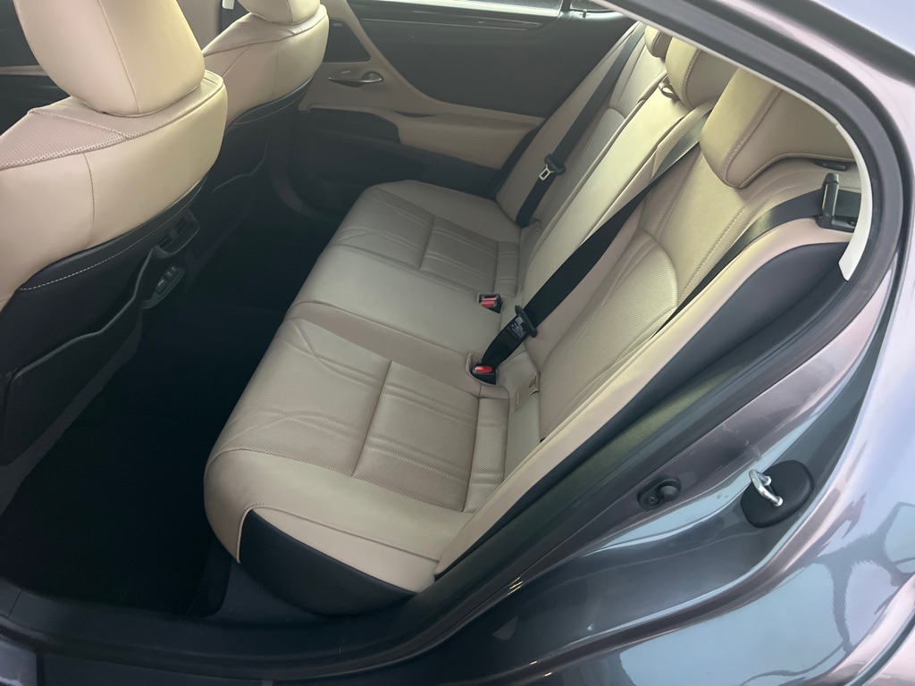 Photo 13 of this LEXUS ES 250