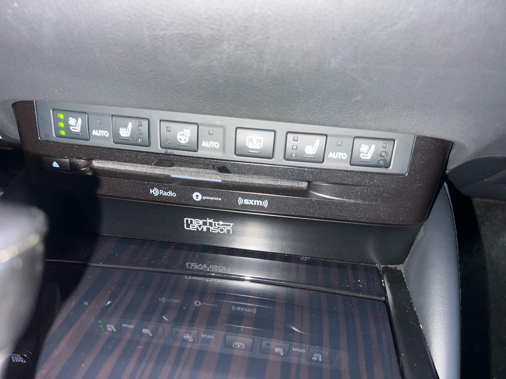 Photo 31 of this LEXUS ES 250