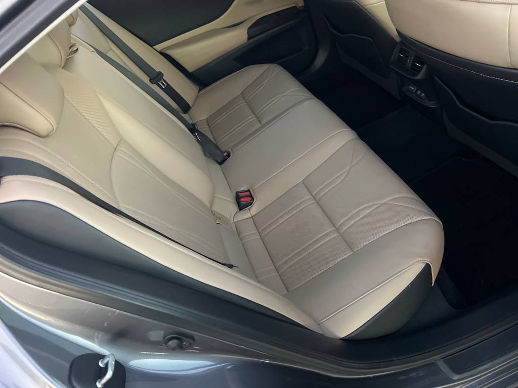 Photo 15 of this LEXUS ES 250