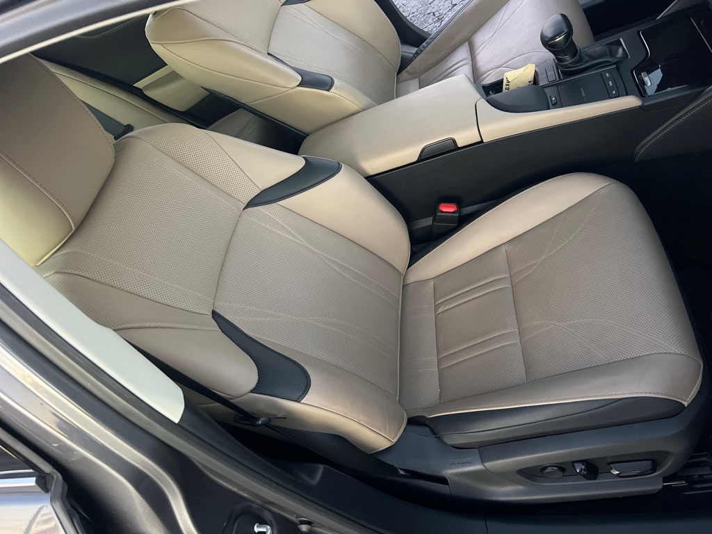 Photo 20 of this LEXUS ES 250