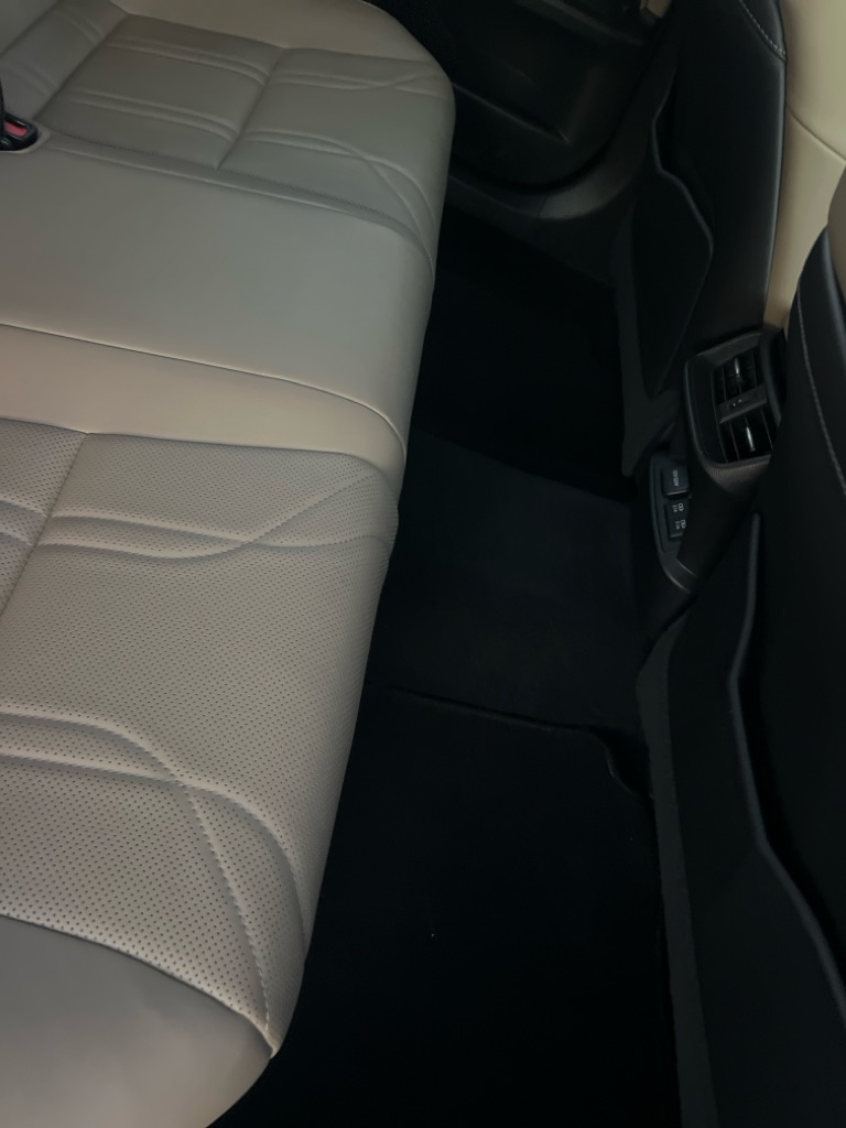 Photo 16 of this LEXUS ES 250