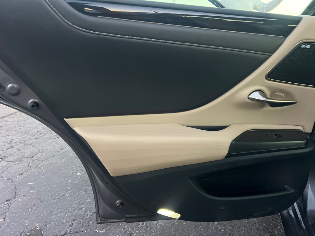 Photo 12 of this LEXUS ES 250
