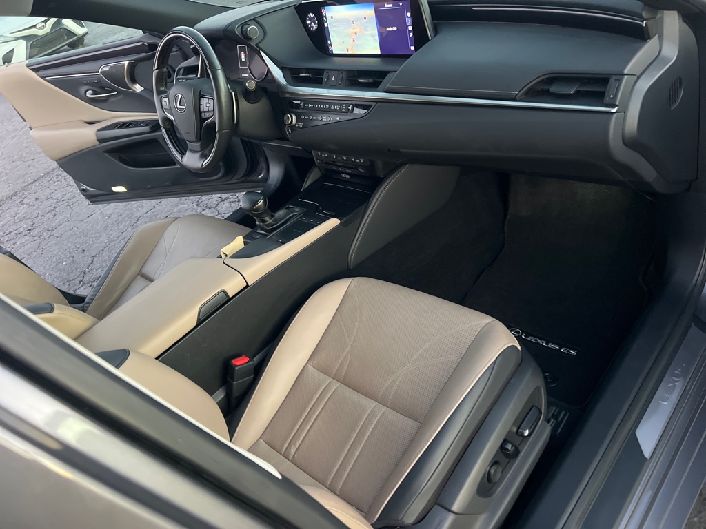 Photo 19 of this LEXUS ES 250