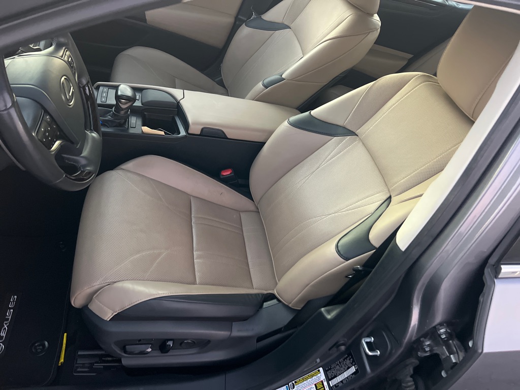 Photo 11 of this LEXUS ES 250