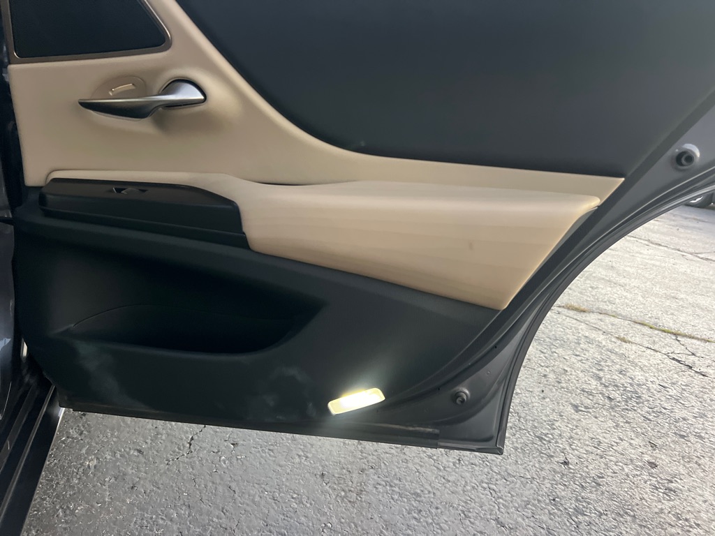 Photo 14 of this LEXUS ES 250