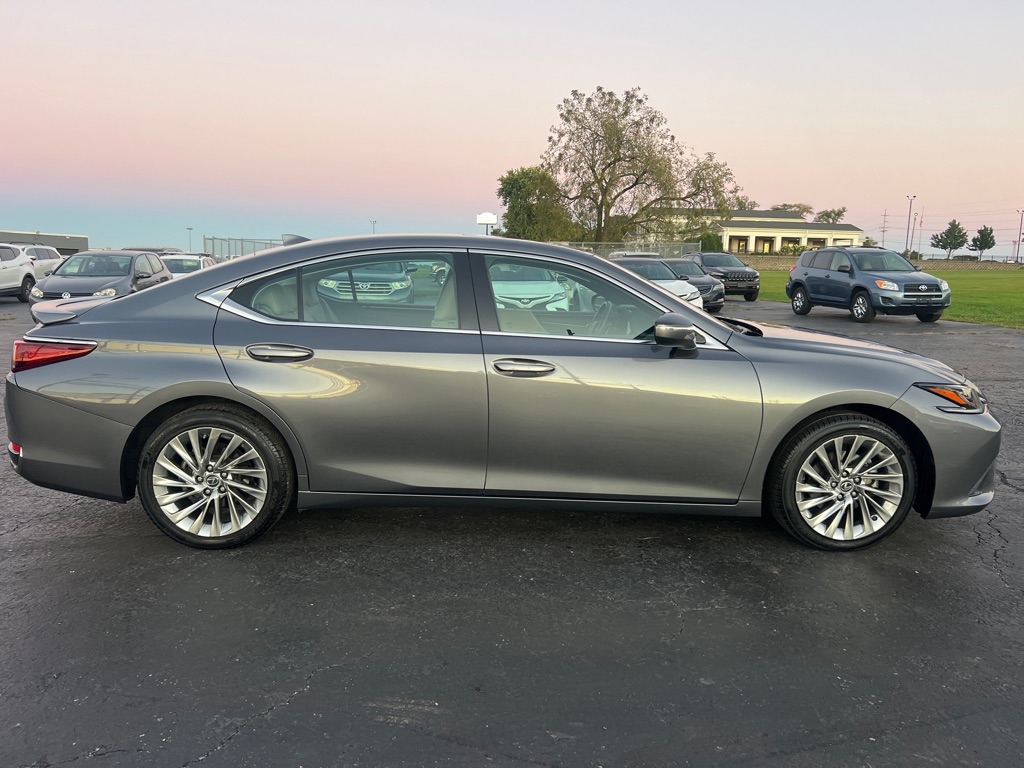 Photo 8 of this LEXUS ES 250
