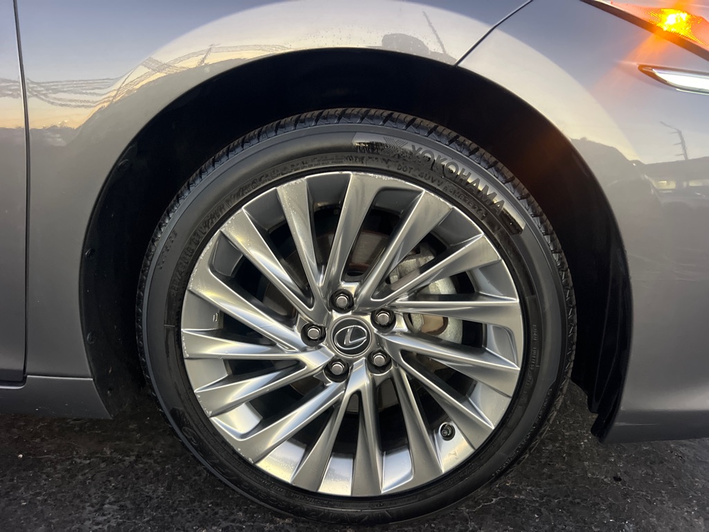 Photo 42 of this LEXUS ES 250