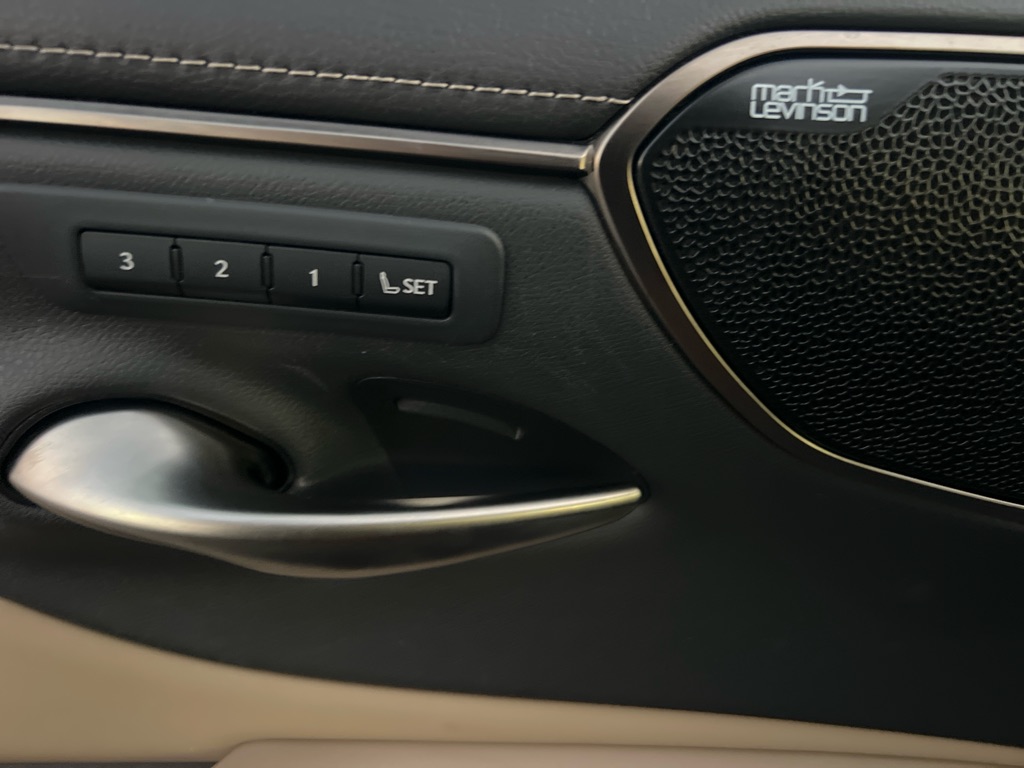 Photo 25 of this LEXUS ES 250