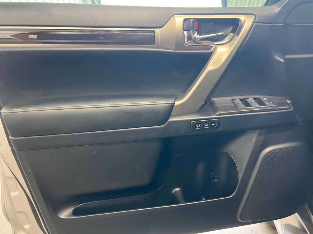 Photo 10 of this LEXUS GX 460