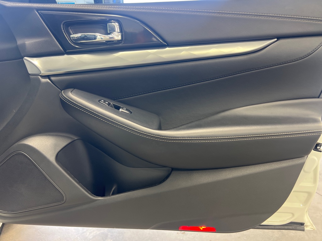Photo 19 of this NISSAN MAXIMA
