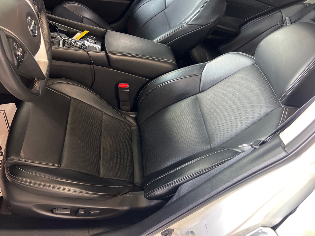 Photo 11 of this NISSAN MAXIMA