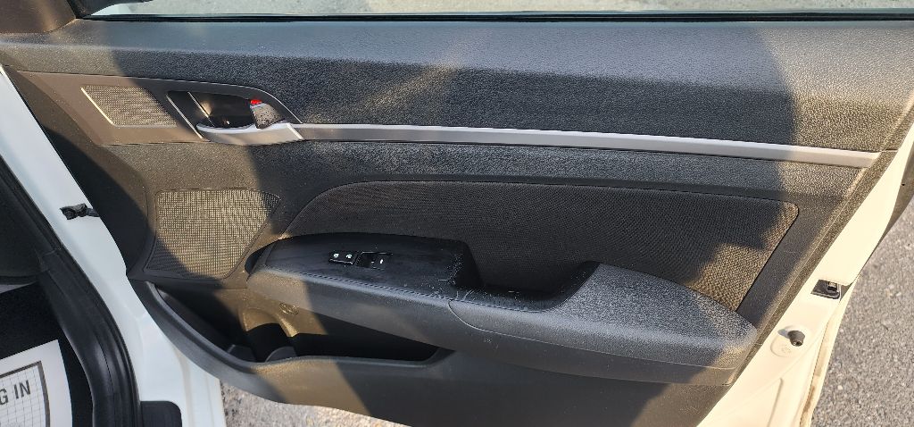 Photo 16 of this HYUNDAI ELANTRA
