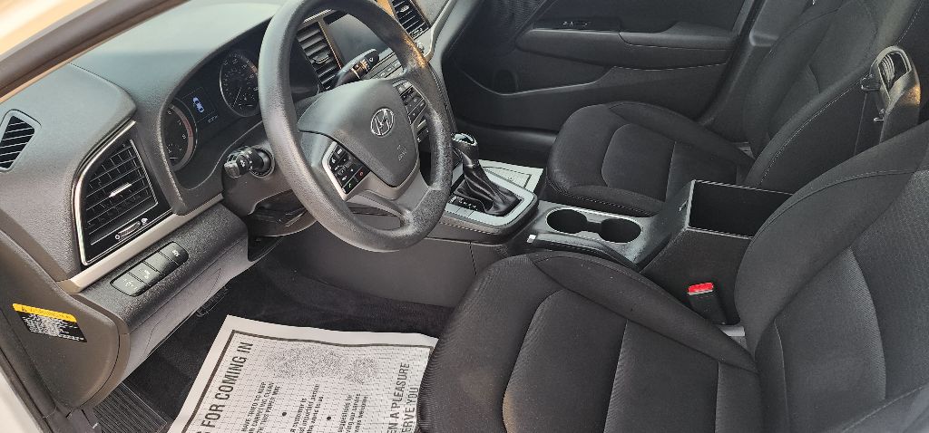 Photo 10 of this HYUNDAI ELANTRA