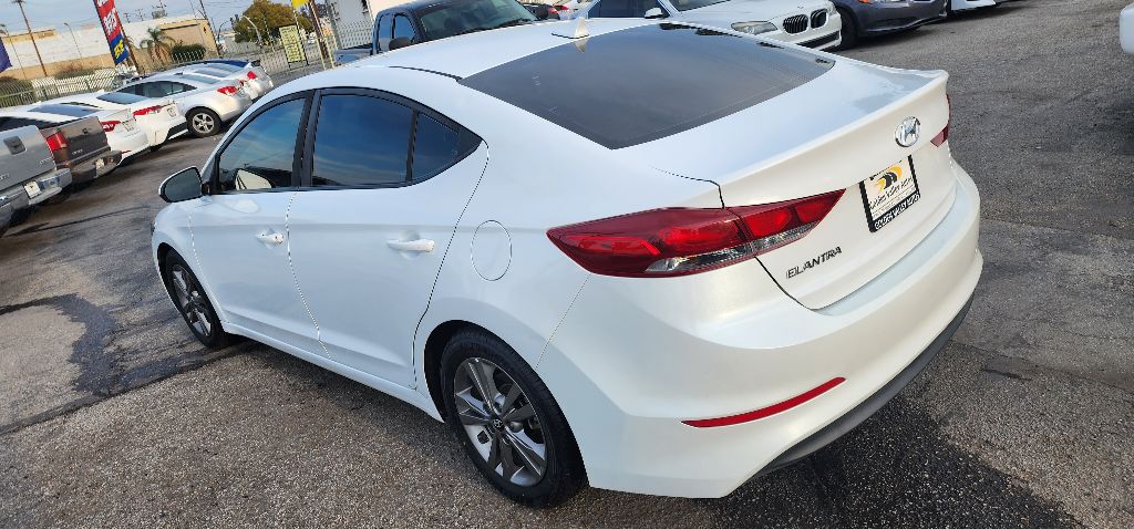 Photo 3 of this HYUNDAI ELANTRA
