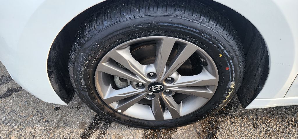 Photo 9 of this HYUNDAI ELANTRA