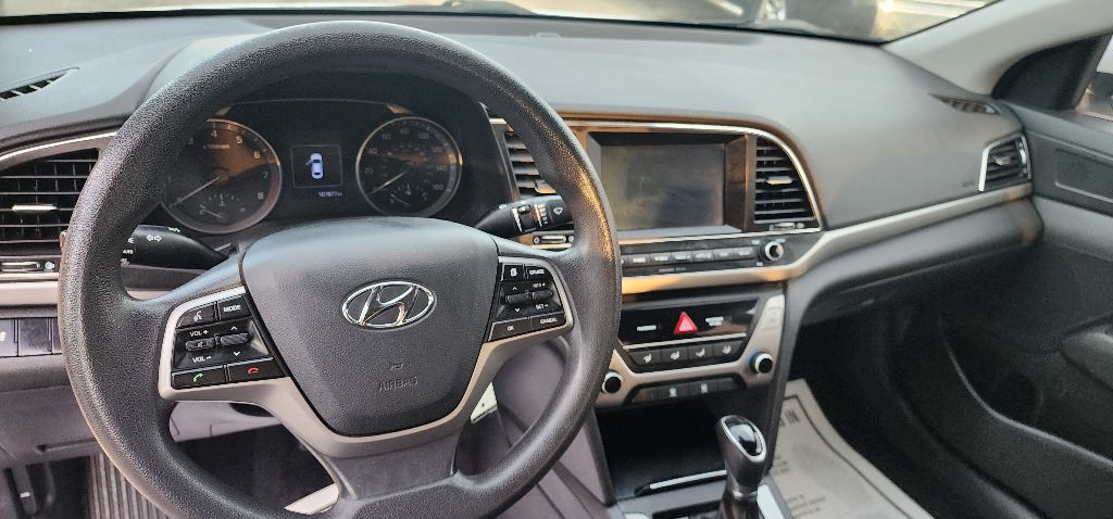 Photo 11 of this HYUNDAI ELANTRA