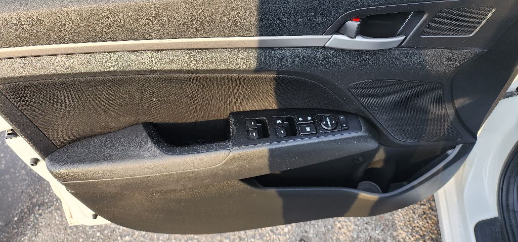 Photo 12 of this HYUNDAI ELANTRA