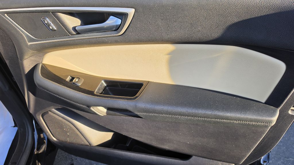 Photo 16 of this FORD EDGE