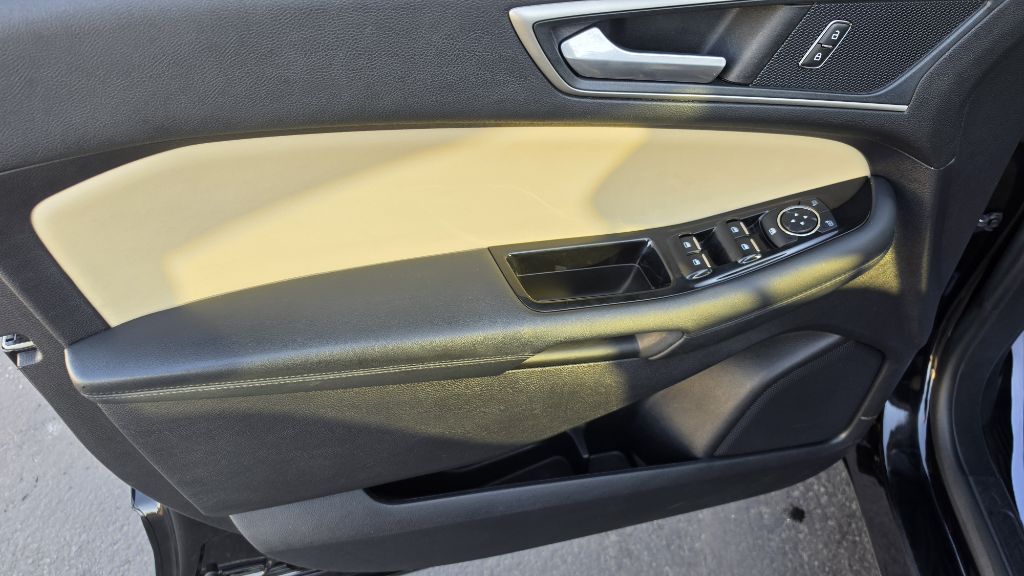 Photo 12 of this FORD EDGE