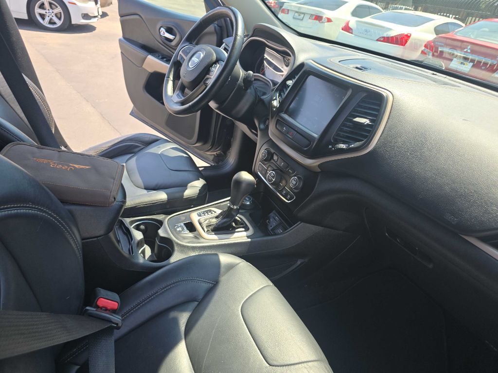 Photo 20 of this JEEP CHEROKEE