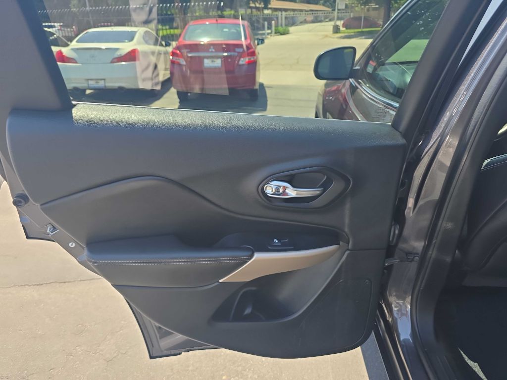 Photo 14 of this JEEP CHEROKEE