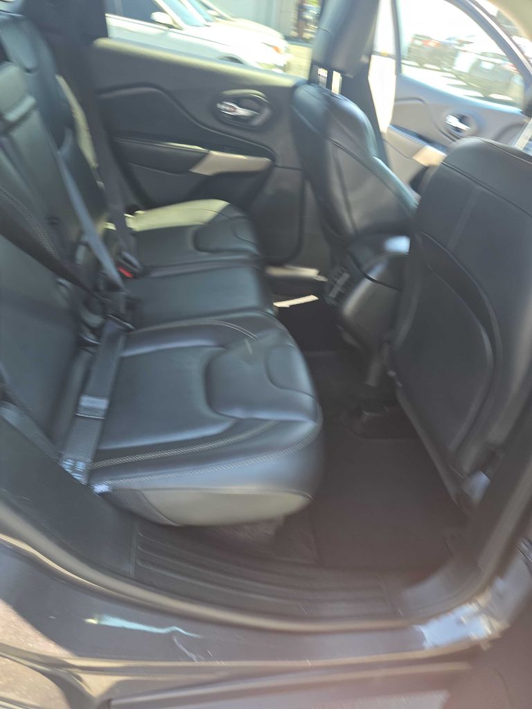Photo 18 of this JEEP CHEROKEE