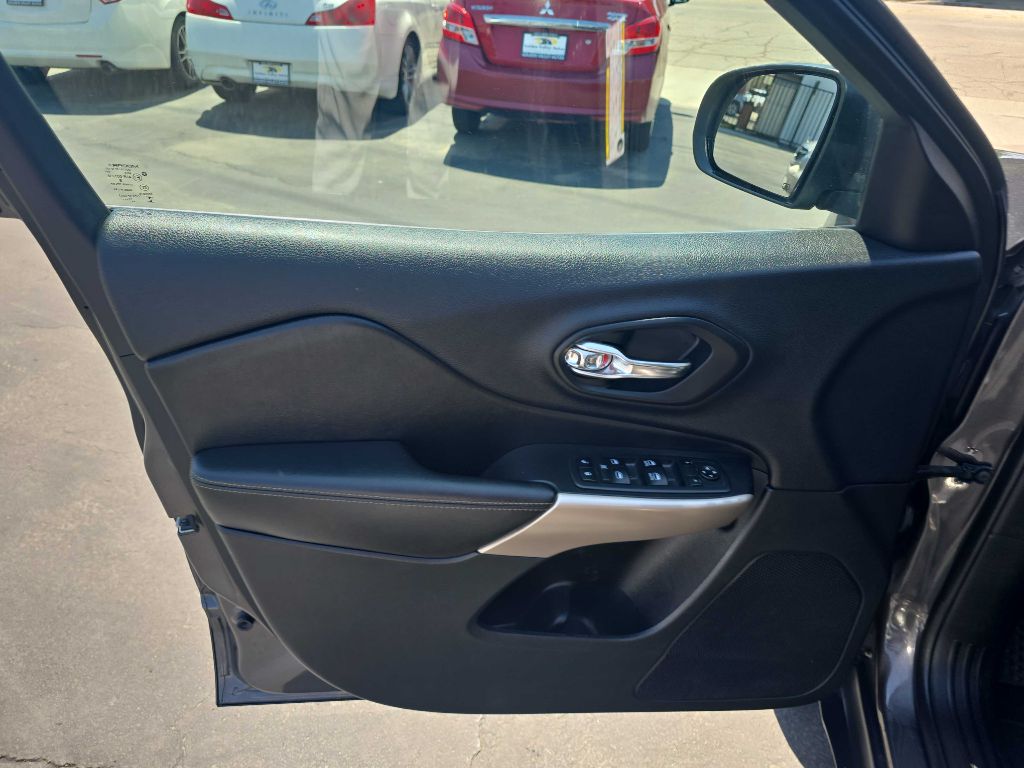 Photo 12 of this JEEP CHEROKEE
