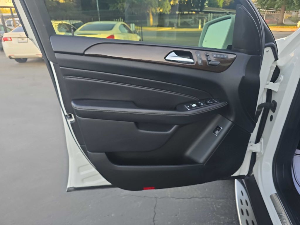 Photo 9 of this MERCEDES-BENZ ML