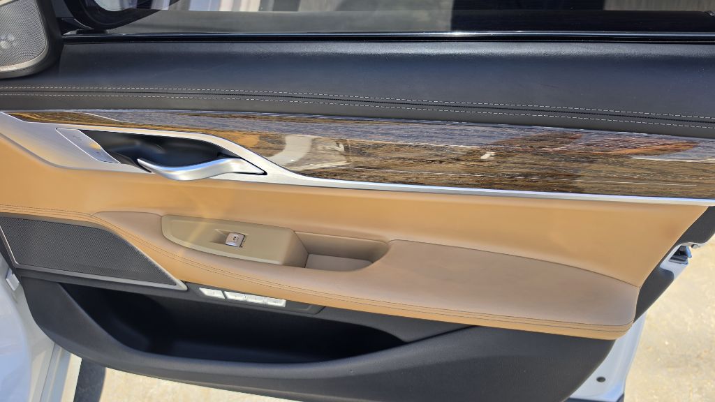 Photo 18 of this BMW 750