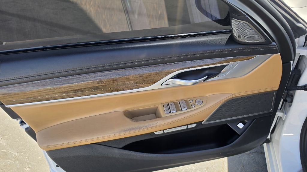 Photo 11 of this BMW 750